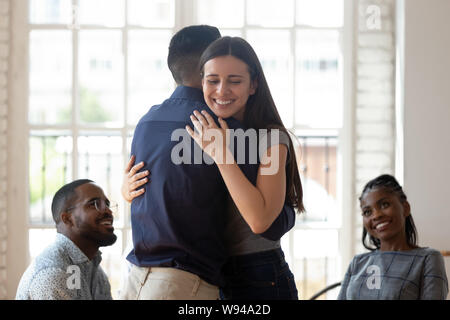 Alleviato felice l uomo e la donna abbracciare dare sostegno durante la terapia Foto Stock