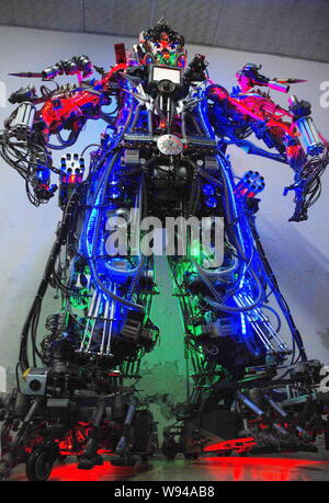 Il robot costituita da rottami da contadino cinese Tao Xiangli è visualizzato nella sua casa a Pechino, in Cina, il 16 maggio 2013. Tao Xiangli, un 37-anno-vecchio inventore Foto Stock