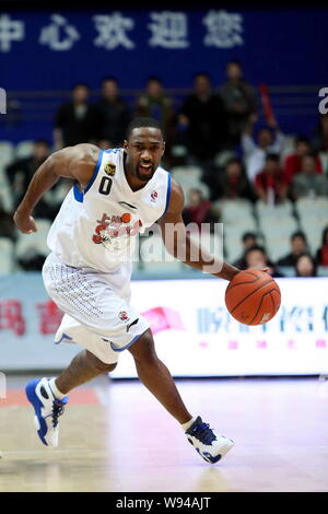 Gilbert Arenas della Shanghai squali dribbling contro il Xinjiang Flying Tigers nella loro 22 round corrispondere durante il 2012/2013 CBA stagione in Shangha Foto Stock