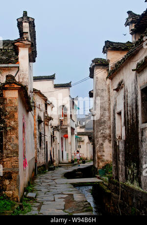 --FILE--Vista di edifici tradizionali su entrambi i lati di un percorso in Xidi village, che è stato indicato come sito del patrimonio culturale mondiale, in Yixian county Foto Stock