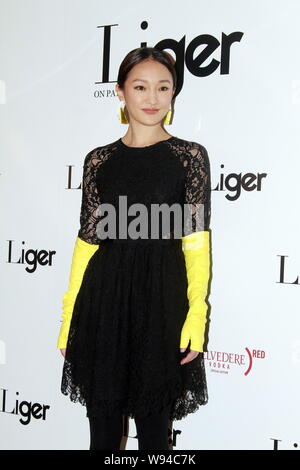 Attrice cinese Zhou Xun pone come lei arriva per la cerimonia di apertura della terza Liger fashion shop di Hong Kong attrice Hilary Tsui in Hong Kong, Foto Stock