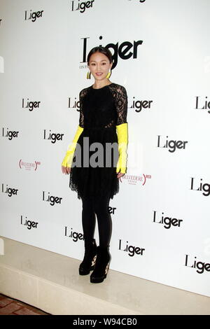 Attrice cinese Zhou Xun pone come lei arriva per la cerimonia di apertura della terza Liger fashion shop di Hong Kong attrice Hilary Tsui in Hong Kong, Foto Stock