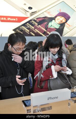 --FILE -- ai clienti di provare gli smartphone iPhone presso un negozio Apple Store in Cina a Shanghai, 1 gennaio 2013. Apple Inc. (AAPL) ha introdotto il pagamento rateale Foto Stock