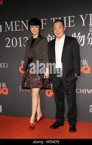 Regista cinese Jia Zhangke, destra, pone con sua moglie attrice Zhao Tao durante la cerimonia di premiazione per il 2013 GQ uomini dell'anno a Pechino in Cina Foto Stock