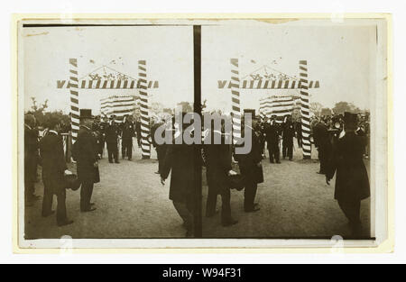 L'Ammiraglio Togo e altri navale giapponese ufficiali di essere accolti da funzionari del governo, durante il Togo la visita a Tokyo in ottobre, 1905 Foto Stock