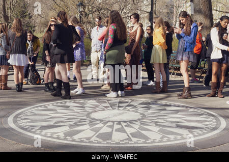 Immagine che mostra una giovane folla di adolescenti dal memorial a John Lennon in Central Park. Foto Stock