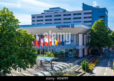 Freiburg im Breisgau, Germania, 8 agosto 2019, Karlsbau edificio in centro vicino al Mercure hotel decorato con fiori e fontane d'acqua, più di me Foto Stock