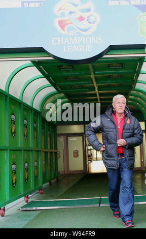 Capo allenatore Marcello Lippi di Guangzhou Evergrande arriva per una sessione di formazione per l'AFC Champions League 2013 in Jeonbuk, Corea del Sud, 11 Marzo 2 Foto Stock