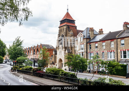 Saint Augustine di Canterbury, una chiesa parrocchiale della Chiesa d'Inghilterra su Archway Road, che serve Highgate a North London, UK Foto Stock