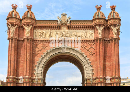 Arc de Triomf de Barcelona, dettaglio, architettura pietra miliare nella sunshine, Barcellona, in Catalogna, Spagna Foto Stock