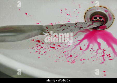 Coltello con schizzi di sangue su bianco ceramica bagno lavandino Foto Stock