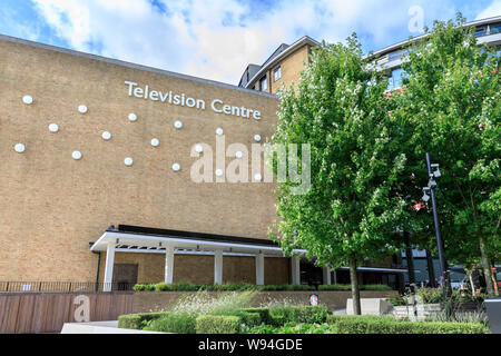 Logo e segno a BBC Television Centre complesso edilizio nella Città Bianca, precedente sede della BBC TV, London, Regno Unito Foto Stock