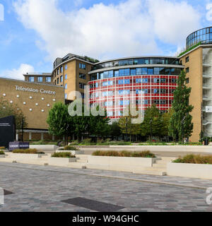 Centro Televisivo complesso edilizio nella Città Bianca, precedente sede della BBC TV, ora un appartamenti residenziali e sviluppo, London, Regno Unito Foto Stock