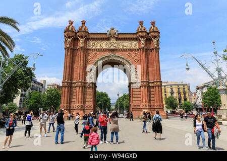 Arc de Triomf de Barcelona, la gente camminare lungo il punto di riferimento nella luce del sole, Barcellona, in Catalogna, Spagna Foto Stock