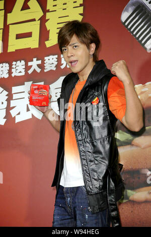 Cantante Taiwanese Show Luo pone con un Big Mac box durante una conferenza stampa per McDonalds trentesimo anniversario in Taipei, Taiwan, 24 settembre 2013. Foto Stock