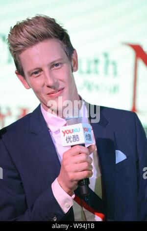 Attore americano Gabriel Mann della serie TV vendetta reagisce durante una conferenza stampa a Pechino, in Cina, il 7 maggio 2013. Foto Stock