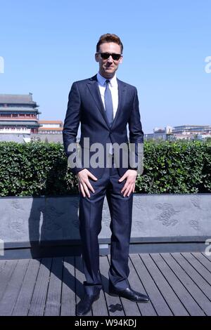 Attore inglese Tom Hiddleston pone durante un photocall per promuovere il suo nuovo film, Thor: il mondo oscuro, nella parte anteriore del porta Zhengyang a Pechino in Cina, 11 Foto Stock