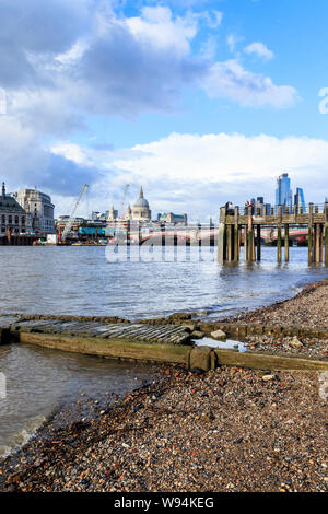 Vista dal fiume Tamigi con la bassa marea, la Cattedrale di St Paul e la città in lontananza, una sorta di scivolo vittoriano in primo piano, London, Regno Unito Foto Stock