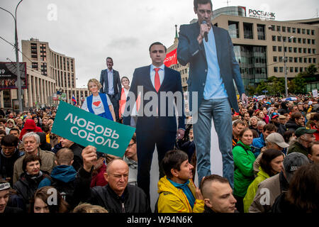 Mosca, Russia. 10th, Agosto 2019 persone tengono i ritratti di Russo leader dell'opposizione, non registrata dei candidati alle elezioni arrestate dalla polizia in occasione del rally su il Sakharov avenue nella capitale russa n supporto della registrazione dei candidati indipendenti per il mese di settembre le elezioni per la città di Mosca Duma e contro la brutalità della polizia Foto Stock