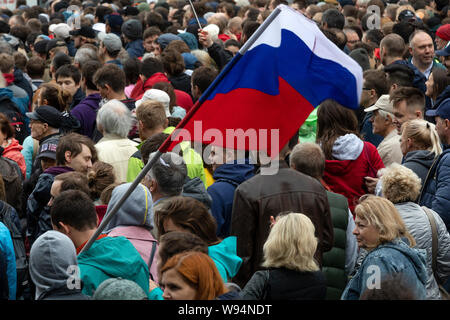 Mosca, Russia. 10th, Agosto 2019 numerose persone dimostrare con le bandiere e gli striscioni contro la violenza della polizia e di libere elezioni nella città di Mosca Duma. Il rally su il Sakharov avenue n la capitale russa è stata la più grande negli ultimi sette anni. Gli organizzatori hanno informato circa 50.000 partecipanti. La polizia ha dichiarato 20.000 aveva partecipato al rally. Foto Stock