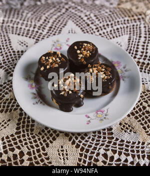 Piastra bianca con quattro ricoperta di cioccolato la pasticceria Foto Stock