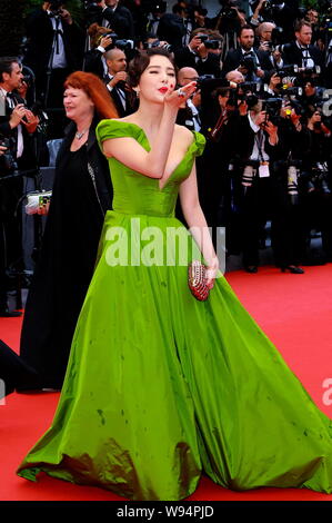 Attrice cinese Zhang Yuqi, anteriore, mosche un bacio sul tappeto rosso come lei arriva per la cerimonia di apertura del 66 Cannes International Film Festiv Foto Stock