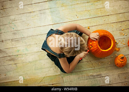 Little Boy carving zucca di Halloween Foto Stock