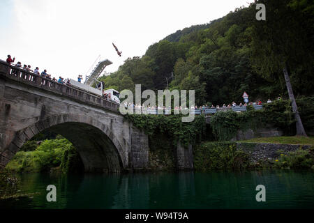 I subacquei jumping dal ponte di Most na Soci concorrenza, Tolmin, Slovenia Foto Stock