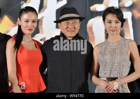 (Da sinistra) attrice cinese Zhang Lanxin, Hong Kong kungfu superstar Jackie Chan e attrice cinese Yao Xingtong partecipare ad una conferenza stampa per il pr Foto Stock