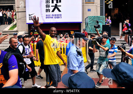 La superstar NBA Kobe Bryant onde ai tifosi in una strada pedonale sul suo modo di un evento per un incontro con i tifosi durante il suo tour in Cina nella città di Wuhan, porcellane centrale Foto Stock