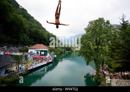 I subacquei jumping dal ponte di Most na Soci concorrenza, Tolmin, Slovenia Foto Stock