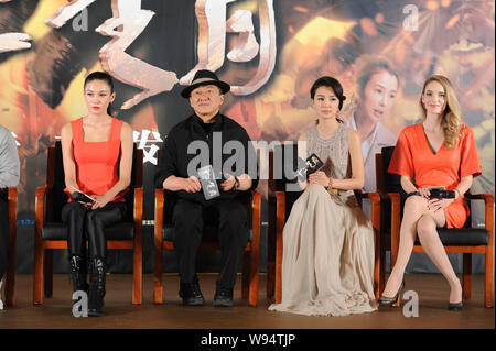 (Da sinistra) attrice cinese Zhang Lanxin, Hong Kong kungfu superstar Jackie Chan, attrice cinese Yao Xingtong e attrice francese Laure Weissbecker a Foto Stock