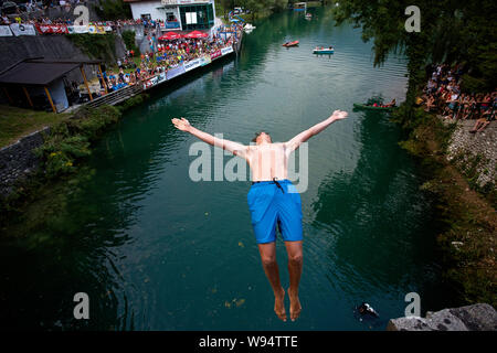 I subacquei jumping dal ponte di Most na Soci concorrenza, Tolmin, Slovenia Foto Stock