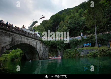 I subacquei jumping dal ponte di Most na Soci concorrenza, Tolmin, Slovenia Foto Stock