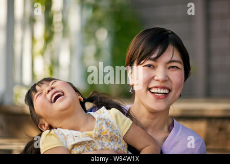 Madre e figlia ridere insieme. Foto Stock