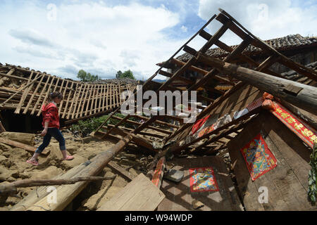 Vista dei detriti tra case distrutte dopo il terremoto nella contea di Ninglang, southwest Chinas nella provincia dello Yunnan, 25 giugno 2012. Almeno quattro persone Foto Stock