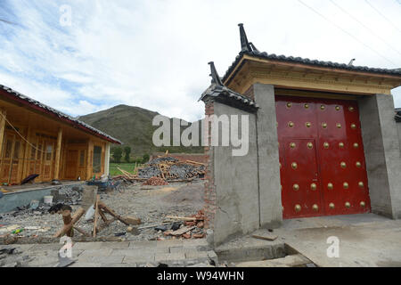 Vista dei detriti tra case distrutte dopo il terremoto nella contea di Ninglang, southwest Chinas nella provincia dello Yunnan, 25 giugno 2012. Almeno quattro persone Foto Stock