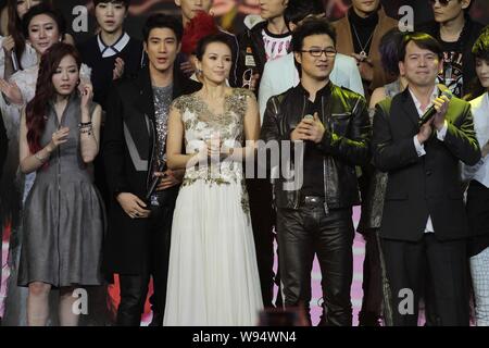 (Da sinistra a destra in prima fila) cantante cinese Zhang Liangying, cantante Taiwanese Leehom Wang, attrice cinese Zhang Ziyi e il cantante Wang Feng perfor Foto Stock