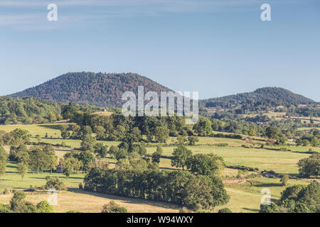 La zona montuosa della Auvergne in Francia centrale. Foto Stock