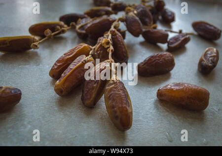 Fresche biologiche date sui rami Foto Stock