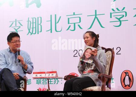 Tennis cinese superstar Li Na, destra parla durante un incontro per promuovere la sua autobiografia, giocare da solo, all Università di Pechino in Cina, 12 SE Foto Stock