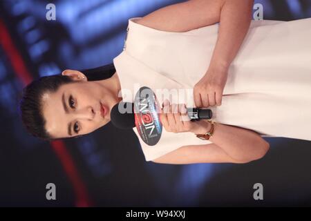 Attrice cinese Li Bingbing parla alla cerimonia di lancio per il nuovo divertimento programma TV dal vivo a Pechino in Cina, 20 agosto 2012. Foto Stock