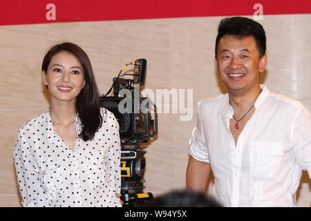 Attrice cinese Gao Yuanyuan, sinistra, e l'attore Huang Haibo partecipare a un meeting kick-off della cerimonia per la produzione della serie TV, consente di sposarsi, a Pechino Foto Stock