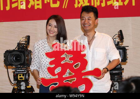 Attrice cinese Gao Yuanyuan, sinistra, e l'attore Huang Haibo partecipare a un meeting kick-off della cerimonia per la produzione della serie TV, consente di sposarsi, a Pechino Foto Stock