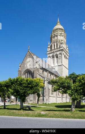 Xi secolo la chiesa di Notre Dame de l'Assomption nel villaggio di Sainte-Marie-du-Mont, Manche, Normandia, Francia Foto Stock