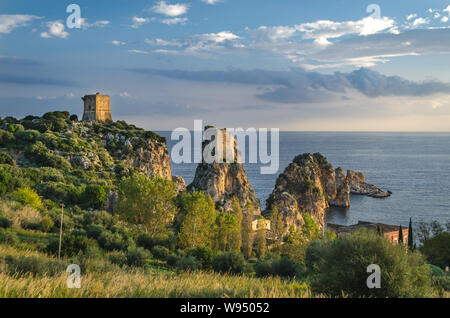 Fairytale simile nella torre di Scopello, tonnara e faraglioni di Sopello, bellissimo paesaggio e paesaggi marini della Sicilia, Italia Foto Stock