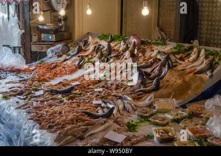 Stallo con diversi tipi di piatti a base di frutti di mare freschi - pesce, gamberi, cozze in Catania mercato del pesce, Italia Foto Stock