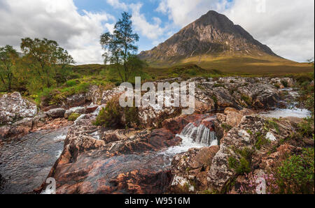 Paesaggio iconica Stob Dearg su Buachaille Etive Mor con cascata sul fiume Coupall al confine di Glen Etive e Glen Coe nelle Highlands Scozzesi. Foto Stock