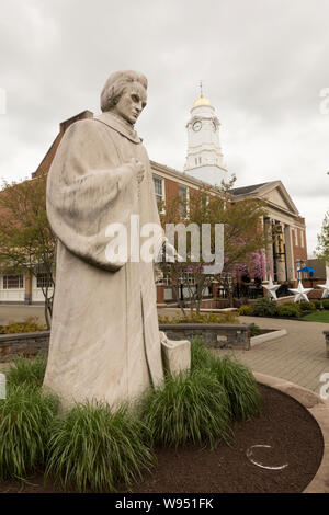 La statua di Noah Webster nella piazza posteriore blu a West Hartford Connecticut Foto Stock