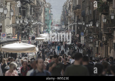 Via Maqueda noto come Strada Nuova, una delle strade principali di Palermo. Area pedonale zona trafficata di Palermo, in Sicilia. La gente a piedi Via Maqueda Foto Stock